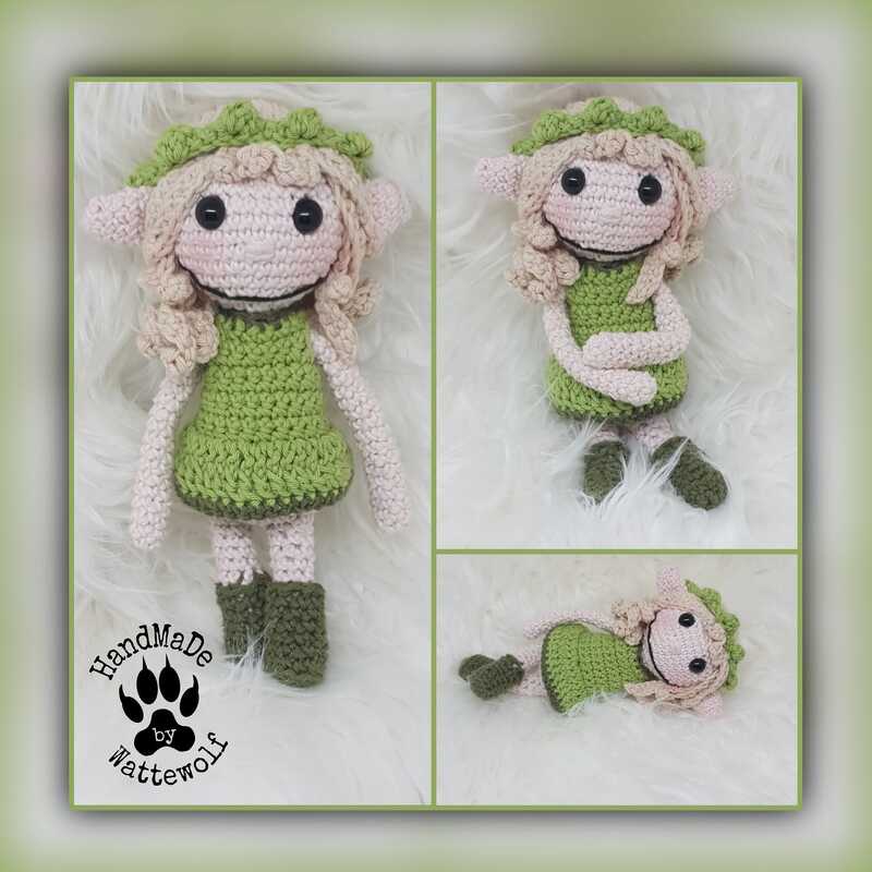 Gehäkelte Amigurumi-Elfenpuppe in grün mit blonden Locken und spitzen Ohren, drei Posen auf weißem, flauschigem Hintergrund.