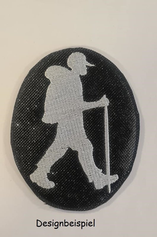 Ovales Stickmotiv mit heller Silhouette eines Wanderers mit Rucksack und Wanderstock auf dunklem Grund