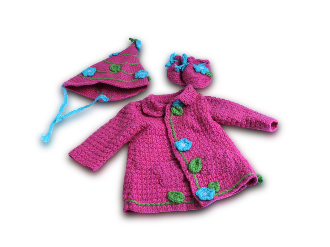 Verspieltes gehäkeltes Puppen-Outfit in Magenta mit Zipfelmütze, Jacke und blauen Blumenapplikationen