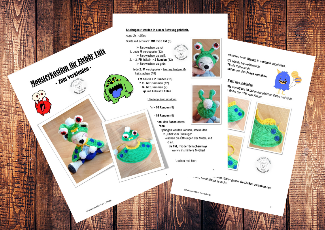 Gedruckte Häkelanleitung und Fotos eines grünen Monsterkostüms mit Mütze und Kragen für einen Amigurumi‑Eisbär