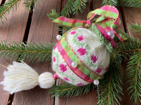 Anleitung Gestrickte Weihnachtskugel mit Borte