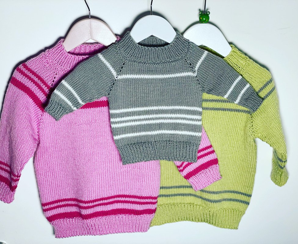 Raglanpulli der Erste mit Streifen gestrickt
