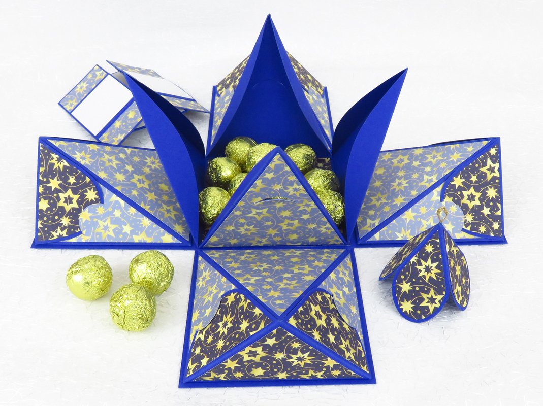 Weihnachtliche Explosionsbox mit Pyramiden – Bastelvorlagen und Anleitung