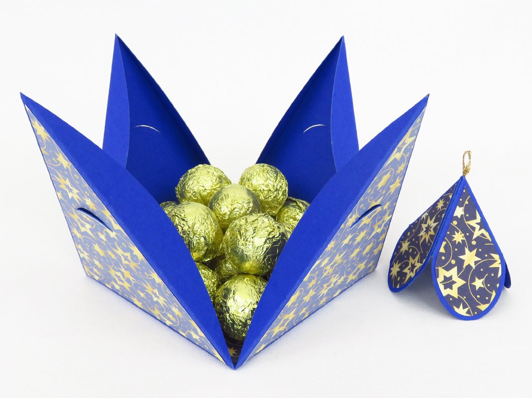 Weihnachtliche Explosionsbox mit Pyramiden – Bastelvorlagen und Anleitung