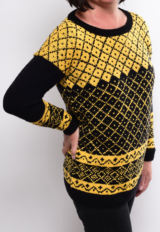 Gelb-schwarzer, langärmliger Damenpullover mit durchgehendem Rautenmuster, getragen von einer Frau; weißer Hintergrund, Oberkörper bis Kinn sichtbar.