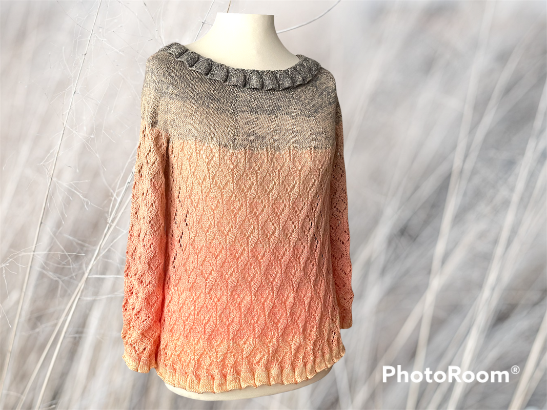 Gestrickter Damenpullover auf einer Schneiderpuppe mit Farbverlauf von Grau zu Rosé und Lochmuster.