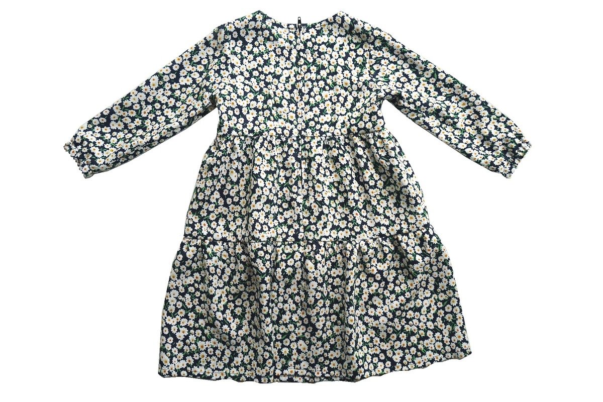 Langärmeliges Kinderkleid mit weißem Gänseblümchen-Print auf dunklem Grund, Stufenrock und Rückverschluss