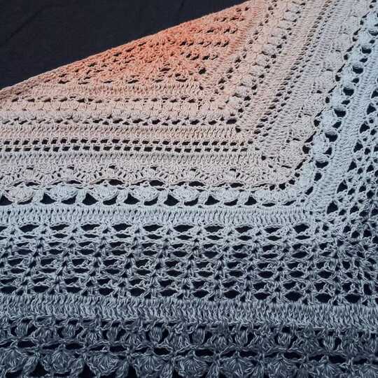 Häkelanleitung für Dreieckstuch "Never give up!" in zwei Varianten