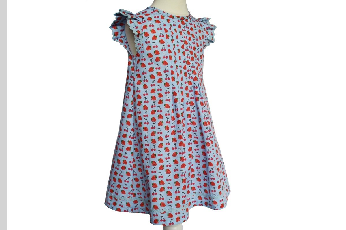 Hellblaues Babykleid mit rotem Erdbeer- und Kirschmuster und Rüschenärmeln.