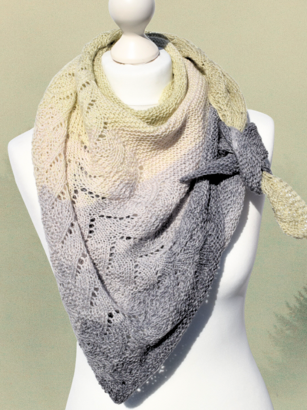 Gestricktes Dreieckstuch in Creme und Grau mit Farbverlauf und Lochmuster auf weißer Büste.