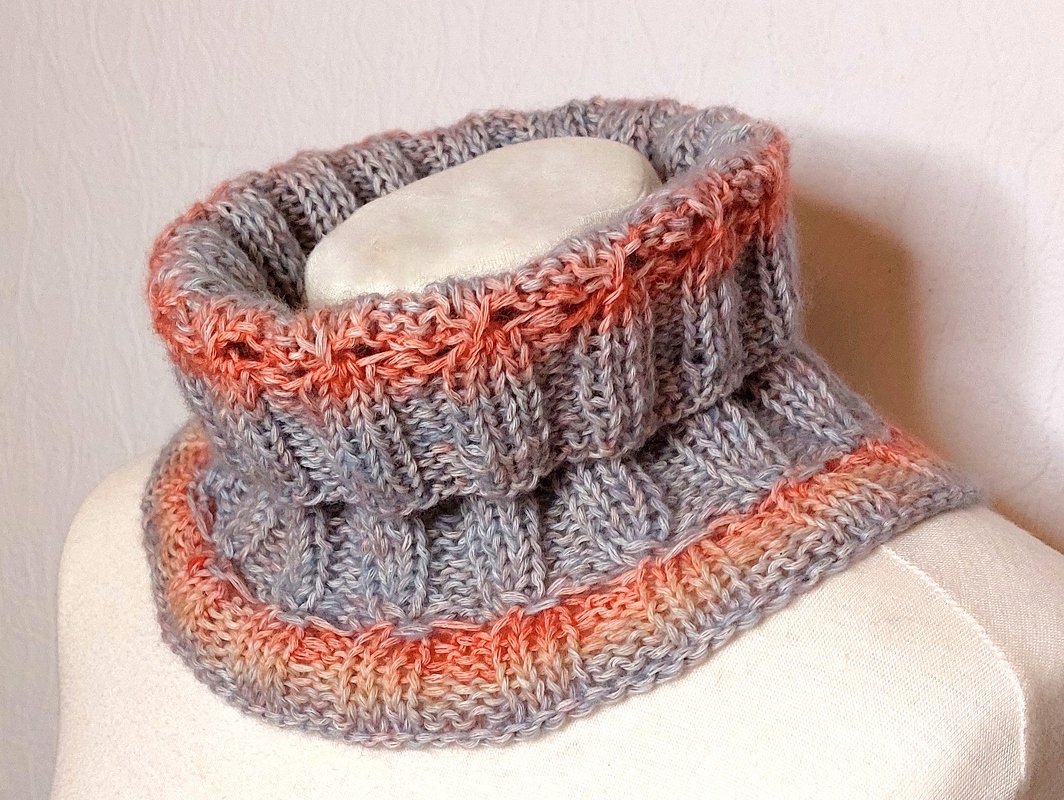 Gestrickter Kragenschal in Grau mit orangefarbener Kante und Rippenmuster