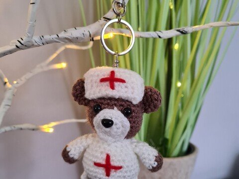 Häkelanleitung Schlüsselanhänger Krankenschwester-Bärchen