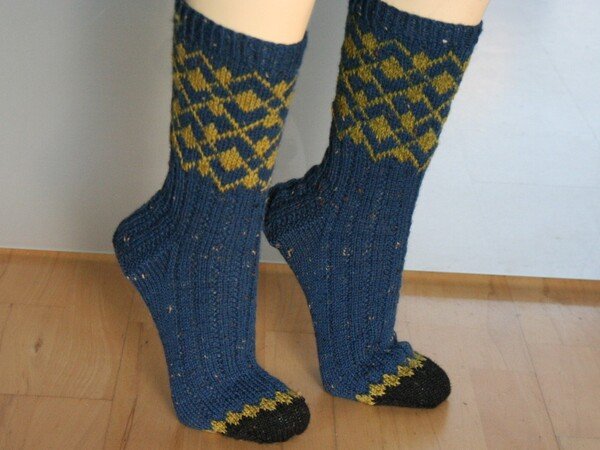 Karoso socks knitting pattern colorwork and broken ribs