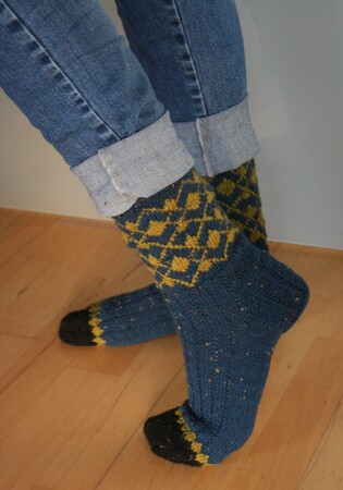 Karoso socks knitting pattern colorwork and broken ribs