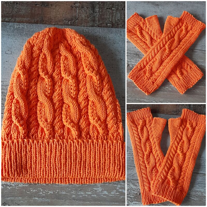 Strickanleitung - Mütze und Armstulpen "total verzopft"