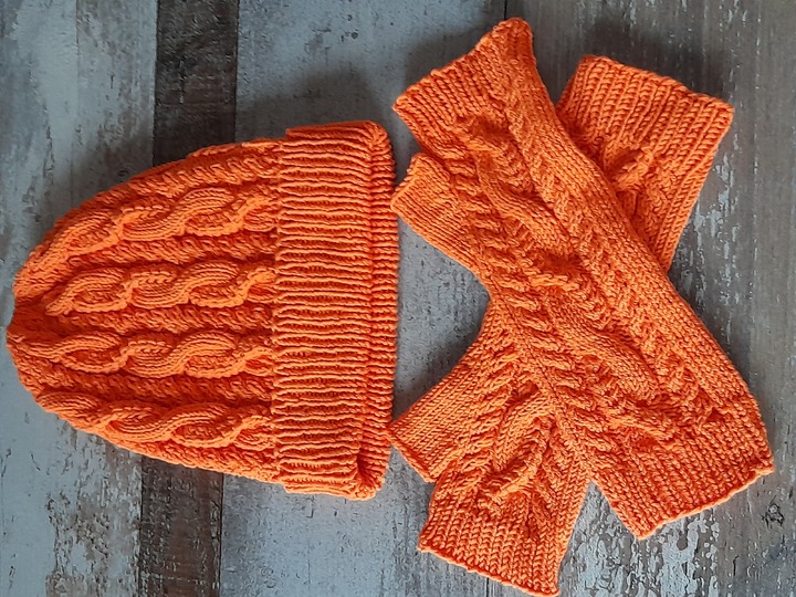 Strickanleitung - Mütze und Armstulpen "total verzopft"