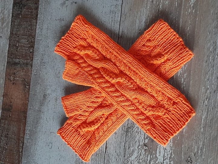 Strickanleitung - Mütze und Armstulpen "total verzopft"