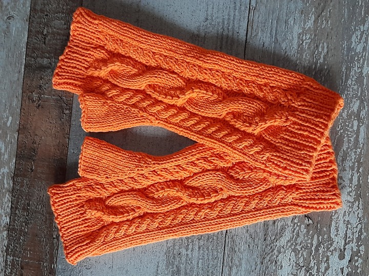 Strickanleitung - Mütze und Armstulpen "total verzopft"