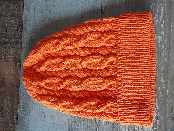 Strickanleitung - Mütze und Armstulpen "total verzopft"