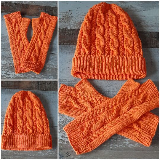 Strickanleitung - Mütze und Armstulpen "total verzopft"
