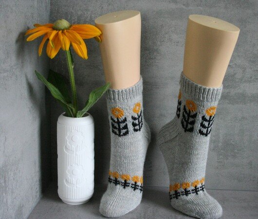 Retro Flowers sock pattern knitting colorwork