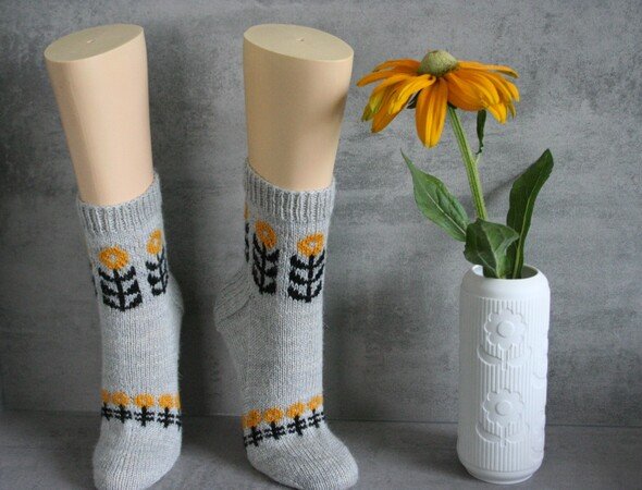 Retro Flowers sock pattern knitting colorwork