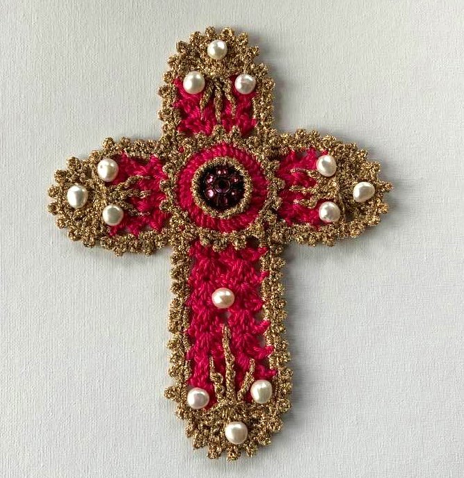 Rotes Häkelkreuz mit goldglänzender Bordüre und Perlenbesatz