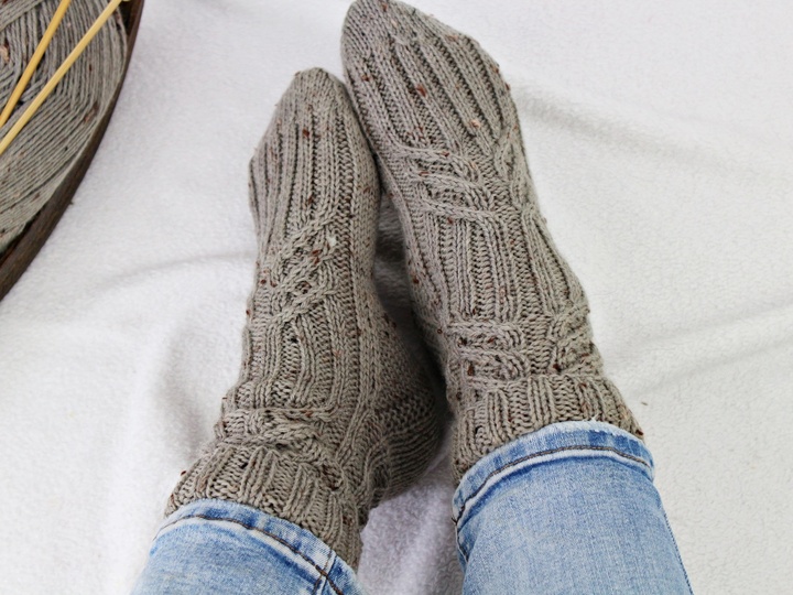 Strickanleitung Socken einfach – warme Zopfsocken für kalte Tage