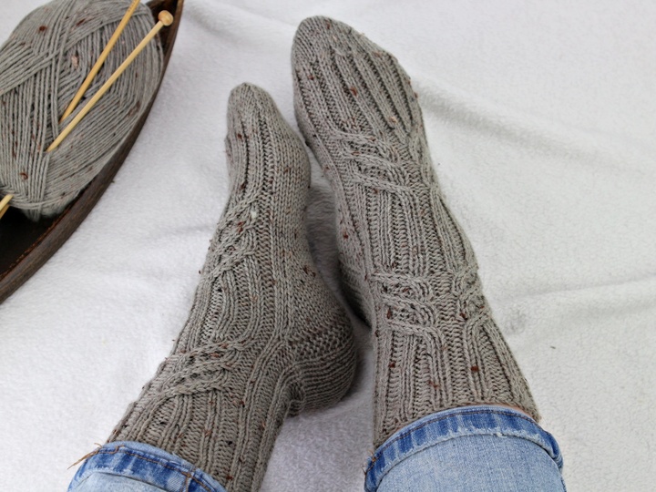 Strickanleitung Socken einfach – warme Zopfsocken für kalte Tage