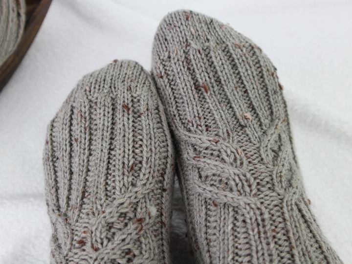 Strickanleitung Socken einfach – warme Zopfsocken für kalte Tage