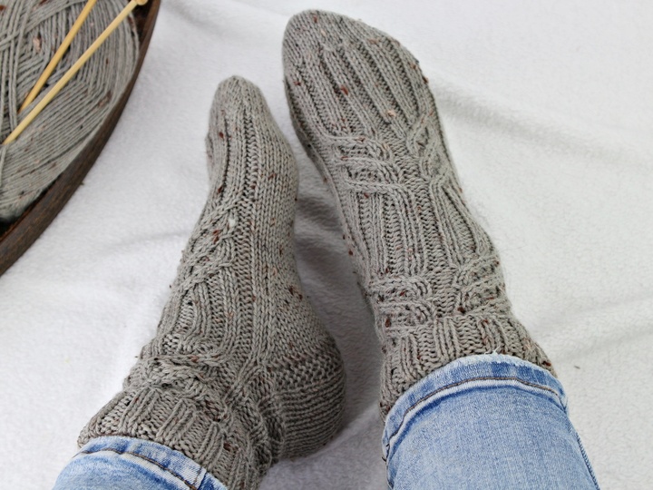 Strickanleitung Socken einfach – warme Zopfsocken für kalte Tage