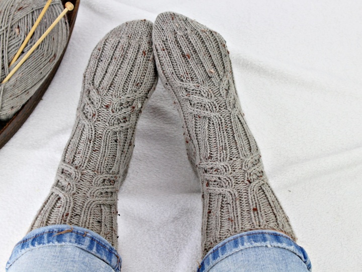 Strickanleitung Socken einfach – warme Zopfsocken für kalte Tage