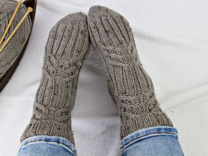 Strickanleitung Socken einfach – warme Zopfsocken für kalte Tage