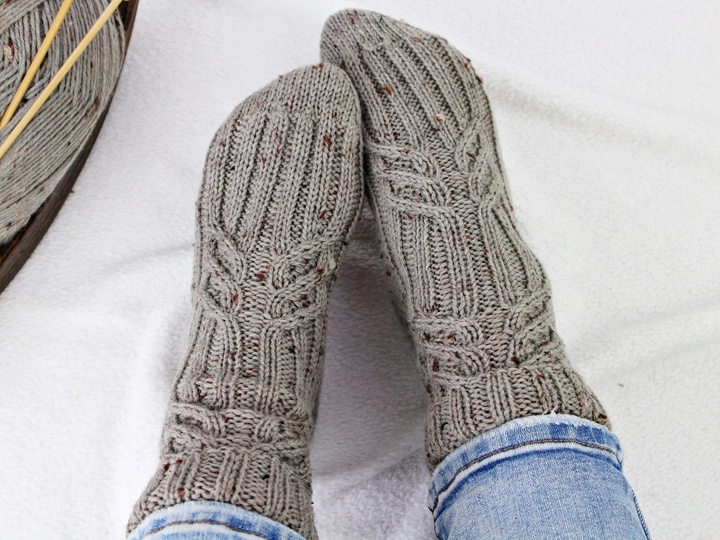 Strickanleitung Socken einfach – warme Zopfsocken für kalte Tage