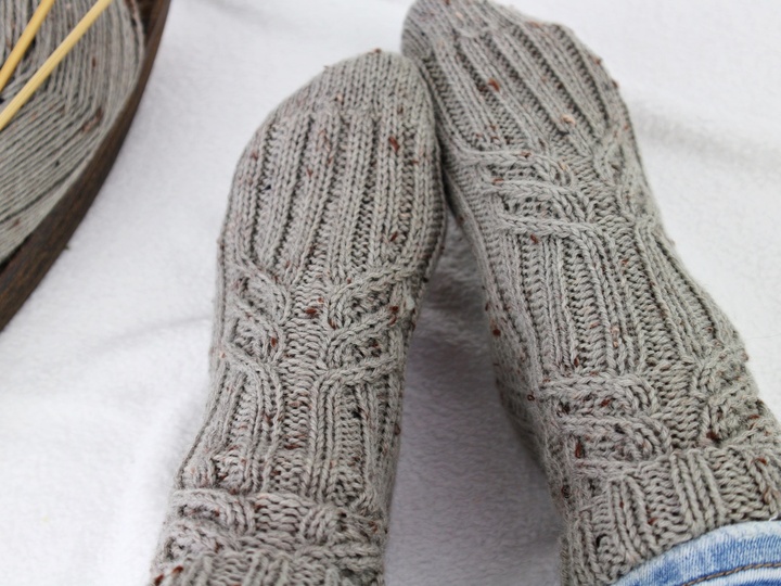 Strickanleitung Socken einfach – warme Zopfsocken für kalte Tage