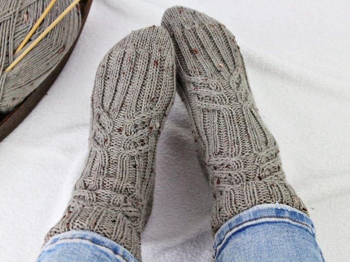 Strickanleitung Socken einfach – warme Zopfsocken für kalte Tage