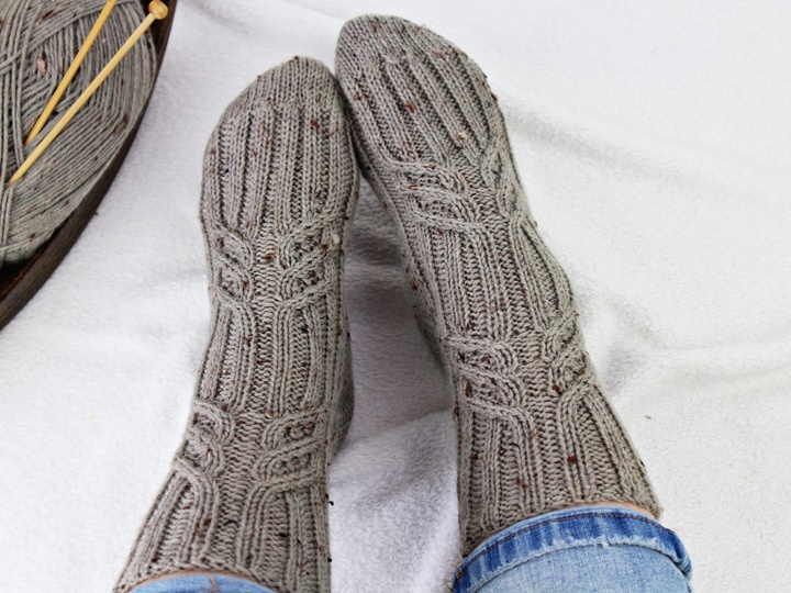 Strickanleitung Socken einfach – warme Zopfsocken für kalte Tage