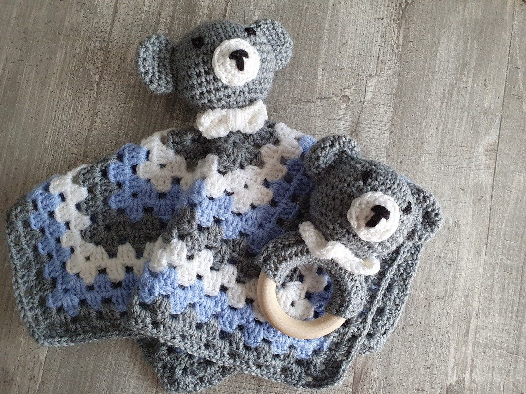 Häkelanleitung für ein Set aus Babyrassel und Schnuffeltuch Bärchen!