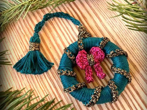 Anhänger: Süßer, kleiner Kranz mit Schleife