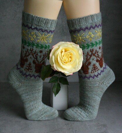 Selda christmas socks knitting pattern colorwork