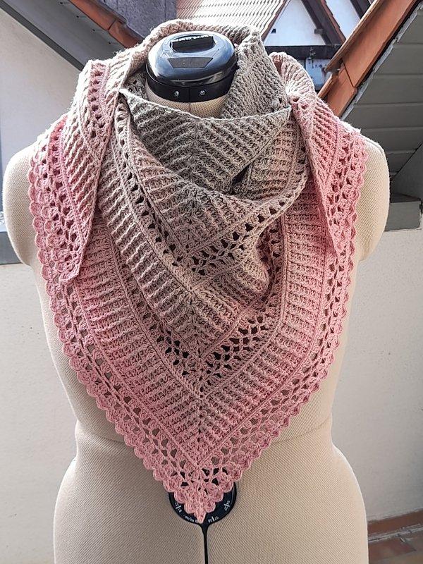 Gehäkeltes Dreieckstuch in Rosa und Grau mit Lochmustern und Muschelkante auf Schneiderpuppe