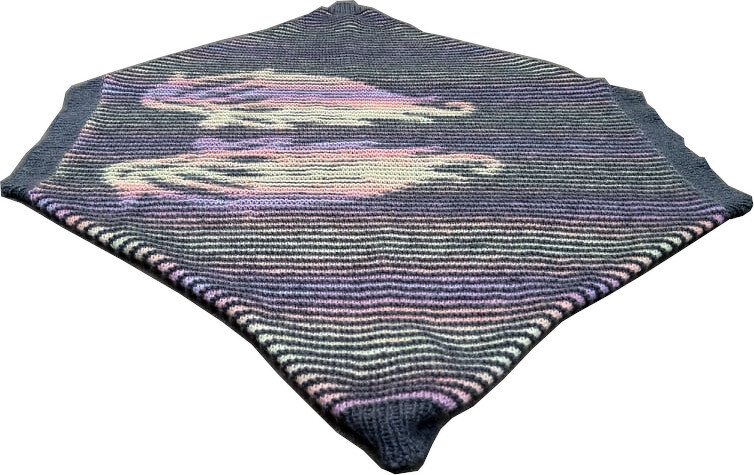 Flach ausgelegter gestrickter Seelenwärmer in Dunkelblau mit zentralem Muster aus horizontalen, pastellfarbenen Wellen in Pink, Lila und Hellgrün.