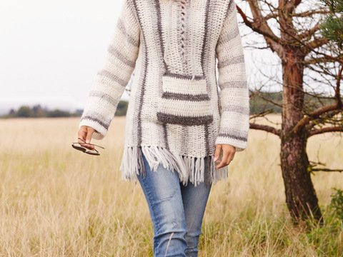 Häkelanleitung: Stäbchenmuster gehäkelter Pulli mit Kapuze und Fransensaum