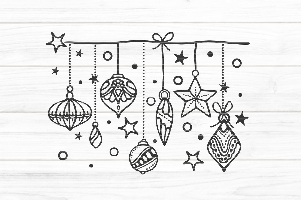 Minimalistisches Schwarzweißmotiv hängender Weihnachtsanhänger, Kugeln und Sterne auf hellem Holz