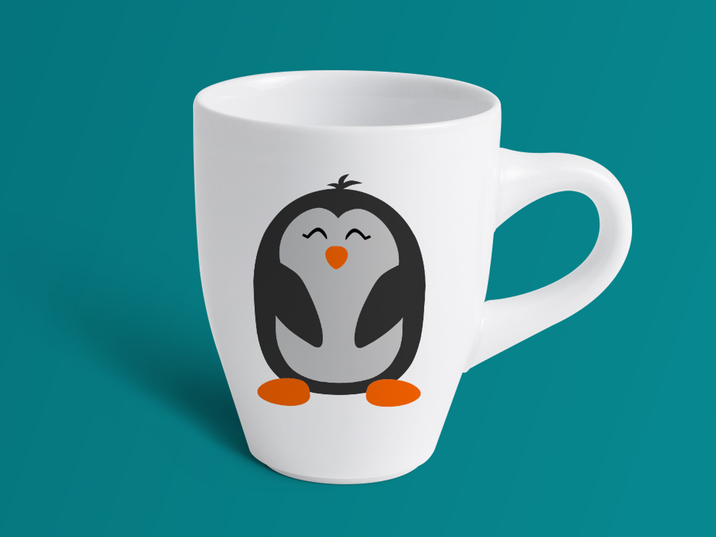 Weiße Tasse mit mehrfarbigem Pinguin-Plot in Schwarz, Grau und Orange