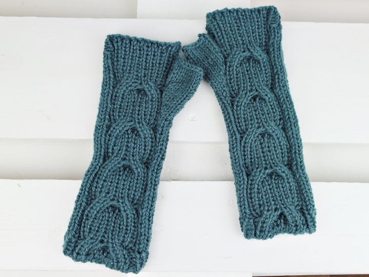 Strickanleitung Handstulpen mit Zopfmuster | Fingerlose Handschuhe stricken