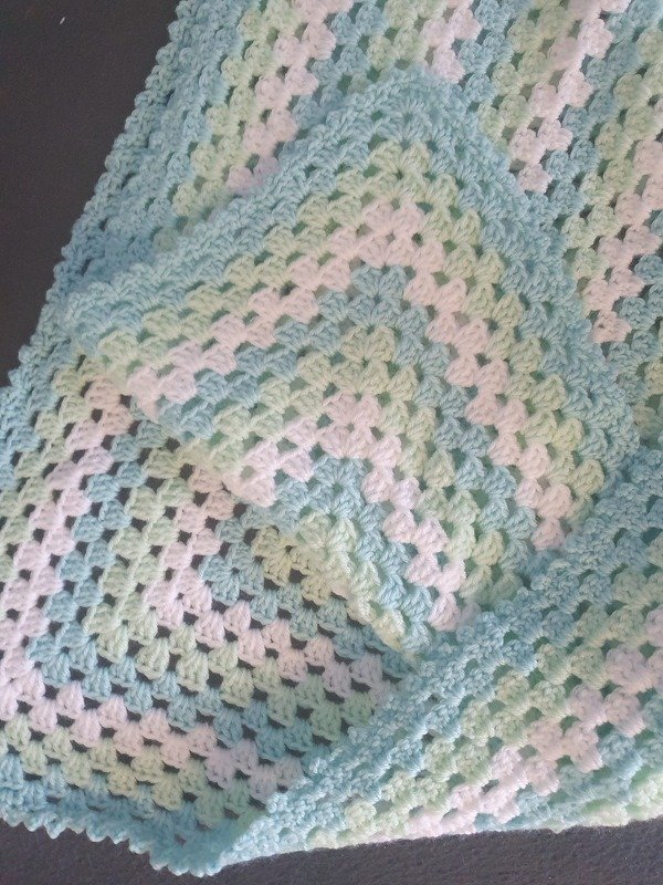 Häkelanleitung Babydecke in drei Farben im Granny Style!