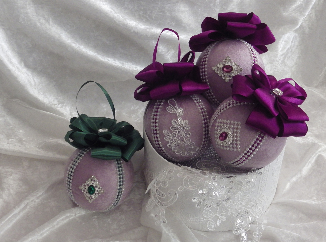 Weihnachtskugeln mit Samt beziehen und mit Strass und Spitze dekoriren