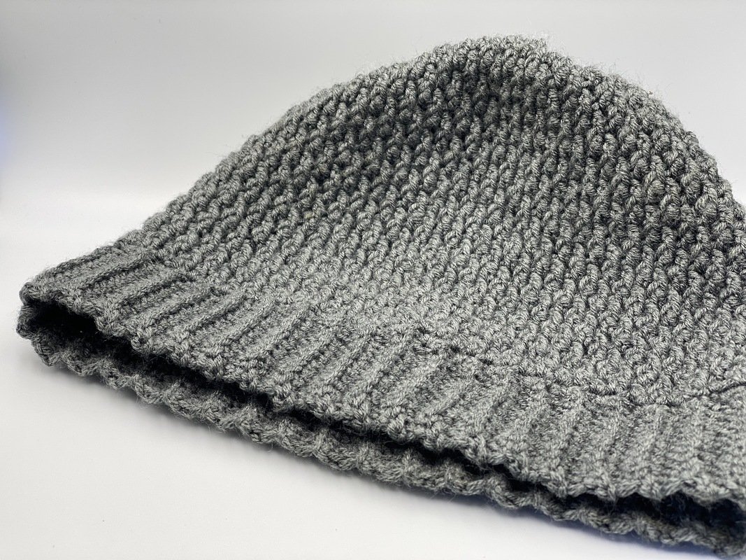 Gehäkelte graue Mütze mit dichtem Maschenbild und breitem Rippenbündchen