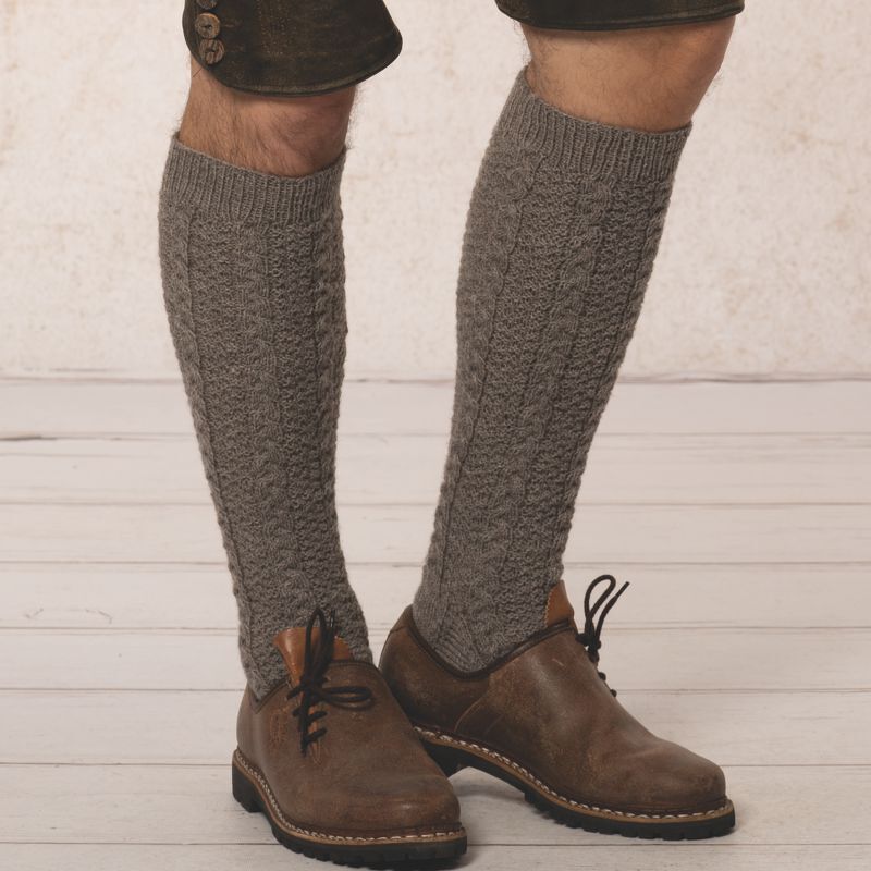 Grau gestrickte knielange Herrensocken mit Zopfmuster, kombiniert mit braunen Schuhen